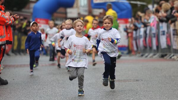 Kinder im Mittelpunkt: Küstenmarathon setzt Zeichen für Kinderrechte