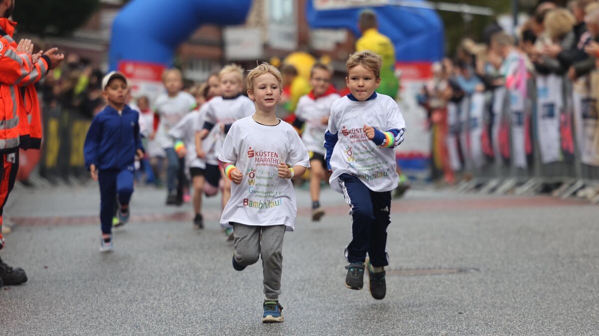 Voller Begeisterung rennen die Kinder beim Küstenmarathon in Otterndorf über die Strecke, denn hier stehen ihre Kinderrechte im Mittelpunkt. Foto: May