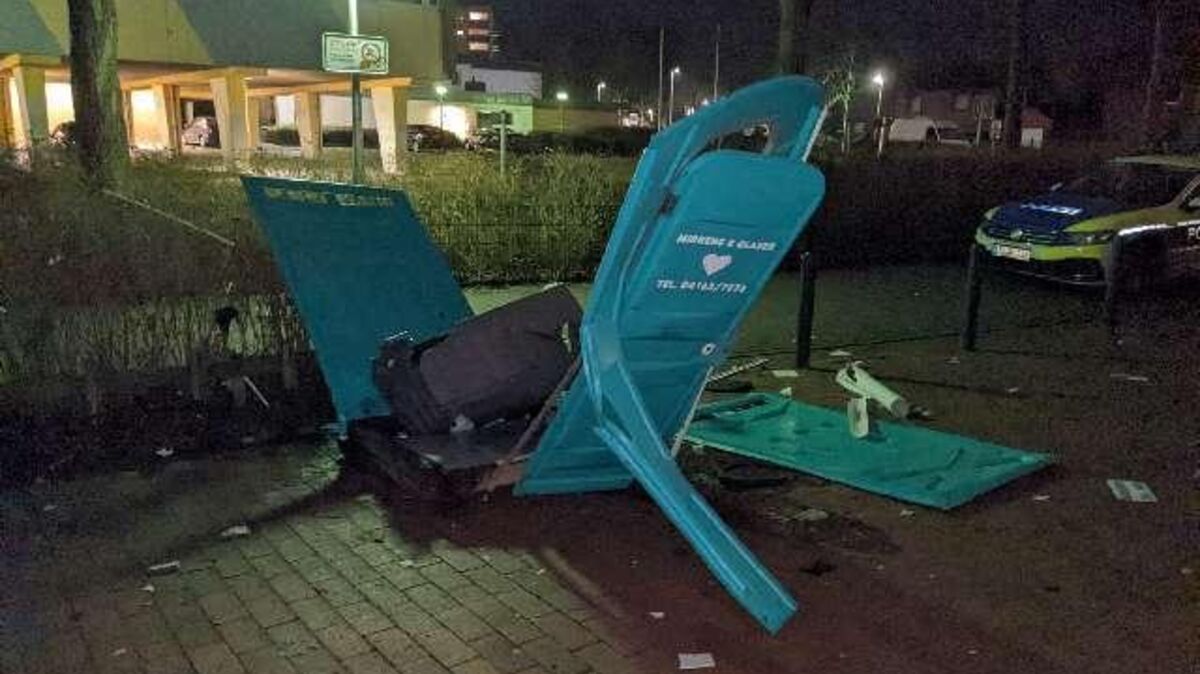 Jugendliche haben in Buxtehude offenbar mit Böllern hantiert und dabei eine Miettoilette in die Luft gesprengt. Die Einzelteile flogen meterweit durch die Luft. Foto: Polizei Stade