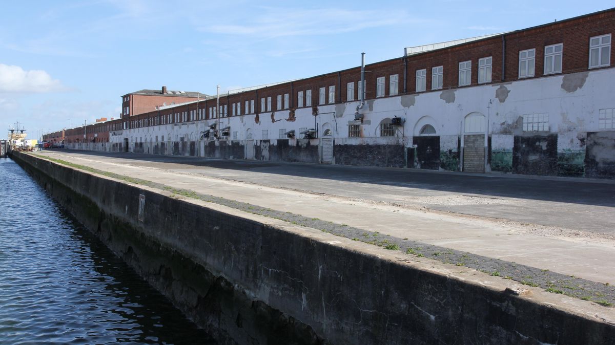 Der Alte Fischereihafen ist in die Jahre gekommen. Nun wird der AFH aufpoliert und modernisiert. Ab sofort können Interessenten für Flächen und Immobilien auf dem Areal bieten. Archivfoto: Sassen