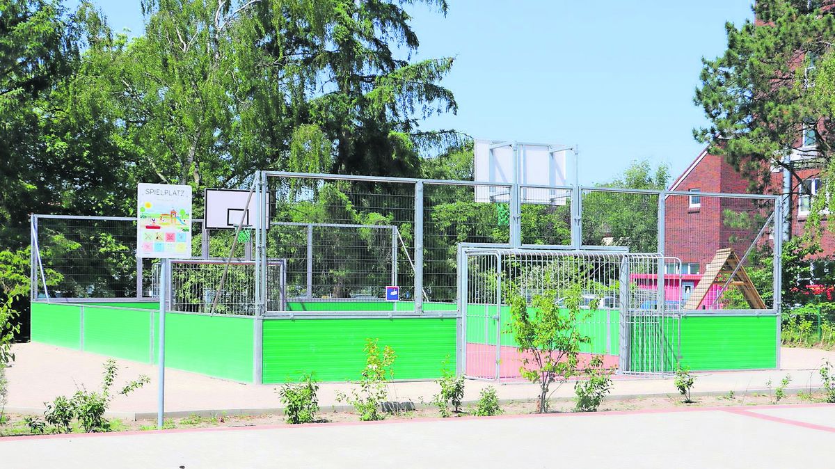 Der vor wenigen Monaten neu eröffnete Schulhof der Abendroth-Grundschule in Cuxhaven hat sich zu einem Brennpunkt entwickelt. Während des Shutdowns soll die Situation dort regelmäßig ausgeartet sein. Foto: May