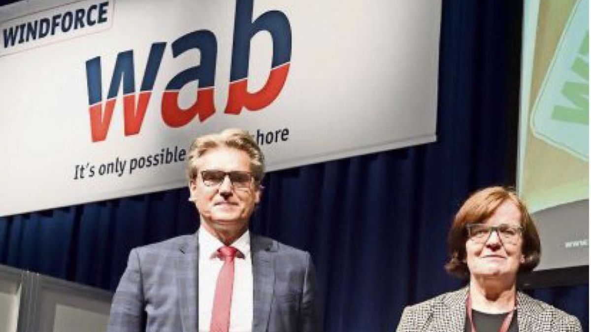 Annette Nüsslein und Robert Howe sehen im Rückbau und Recycling von Windenergieanlagen eine Chance für Bremerhaven. Foto: Scheer