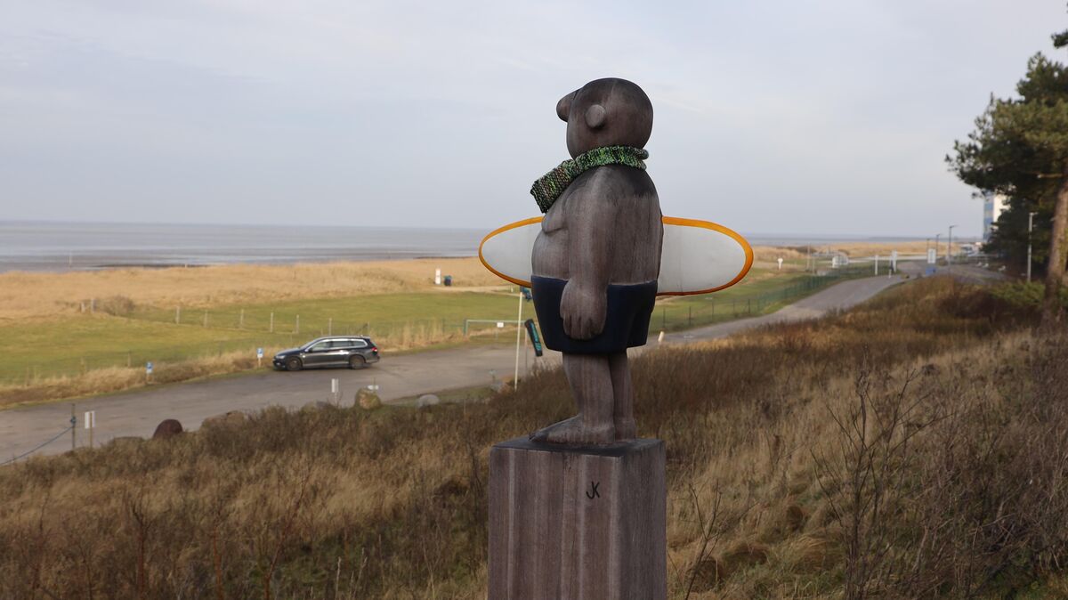 In erster Reihe zum Strand können die Kitesurfer noch ihre Autos abstellen. Das könnte sich spätestens mit dem Neubau des Deiches in Sahlenburg ändern. Für die Kitesurfer ein großes Problem. Foto: Unruh