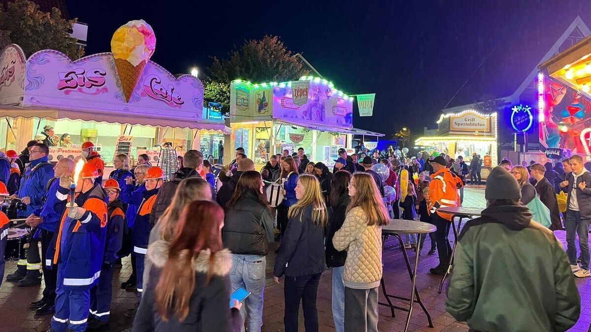 Viele Besucher ließen sich auch in diesem Jahr nicht den Cadenberger Herbstmarkt entgehen. Etwa 5000 Menschen kommen jedes Jahr um diese Zeit zum Jahrmarkt. Foto: Bode