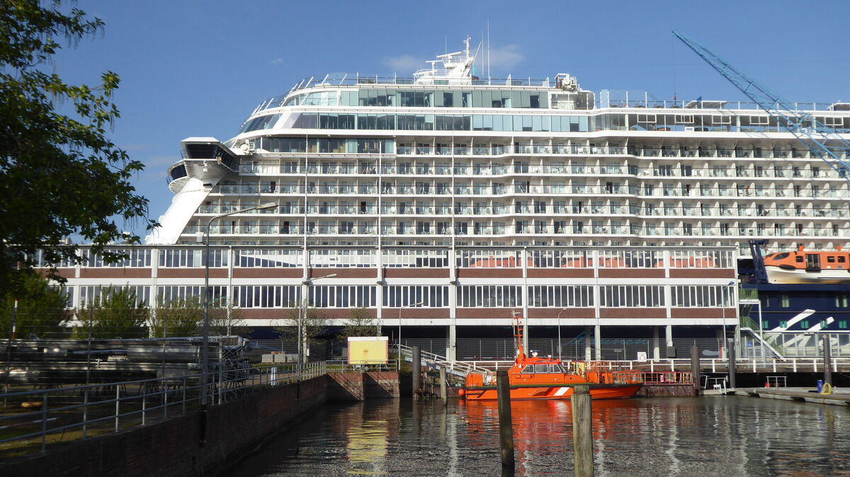 Mehrere Wochen lang lag die "Mein Schiff 3" der TUI Cruises 2020 während der Corona-Pandemie mit fast 3000 Besatzungsmitgliedern der TUI-Flotte in Cuxhaven. Am 20. April 2023 wird sie wieder am Steubenhöft erwartet - diesmal unter anderen Vorzeichen. Foto: Reese-Winne