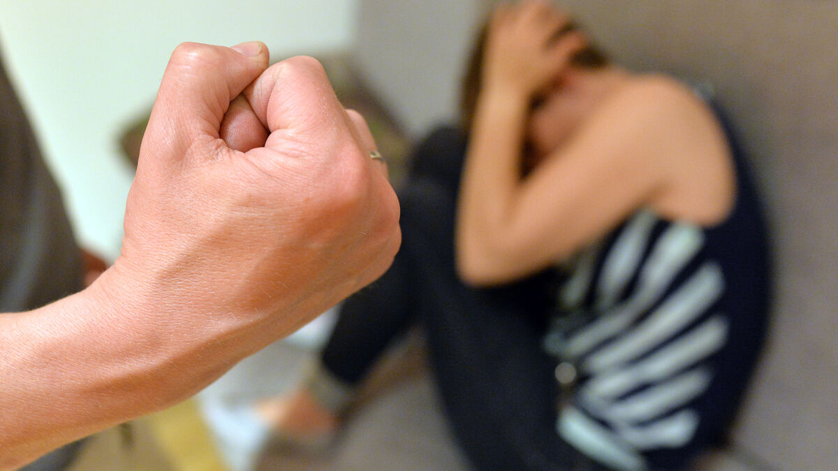 Ein Mädchen versucht sich vor der Gewalt zu schützen (gestellte Szene). Symbolfoto: dpa/Gambarini
