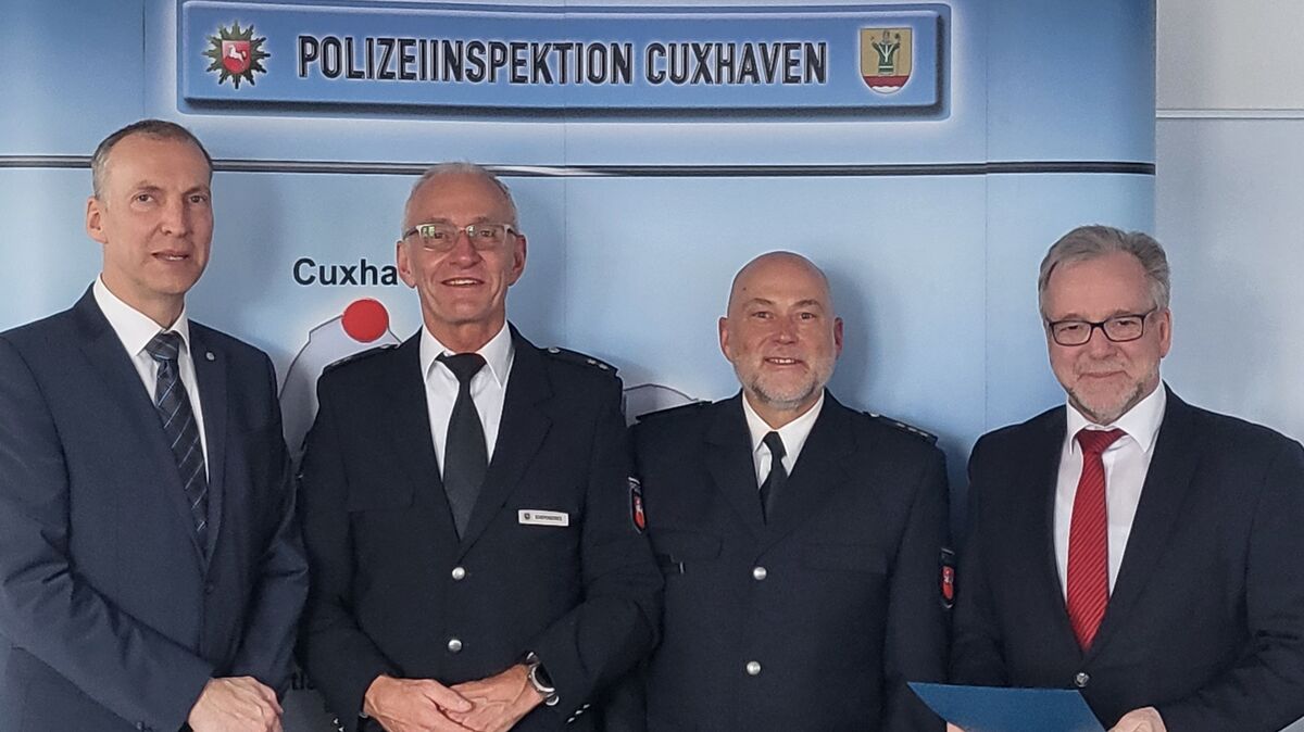 Wachwechsel an der Spitze des Einsatzbereiches der Polizeiinspektion Cuxhaven (von links): Inspektionsleiter Kriminaldirektor Arne Schmidt, Polizeioberrat Norbert Schepergerdes, Polizeidirektor Michael Hasselmann und Polizeipräsident Johann Kühme. Foto: Polizei