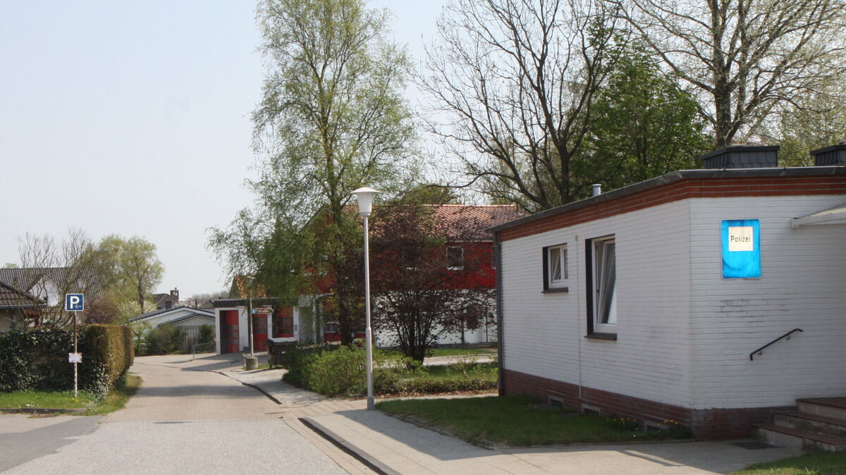 Wie wird sich das Gesicht des Frankenwegs in den kommenden Jahren verändern? Das einstige Polizeigebäude (r.) und das Haus dahinter sind abgängig. Wenn auch die Feuerwehr einen Neubau erhält, könnte das Gelände im Ortskern neu überplant werden. Foto: Reese-Winne