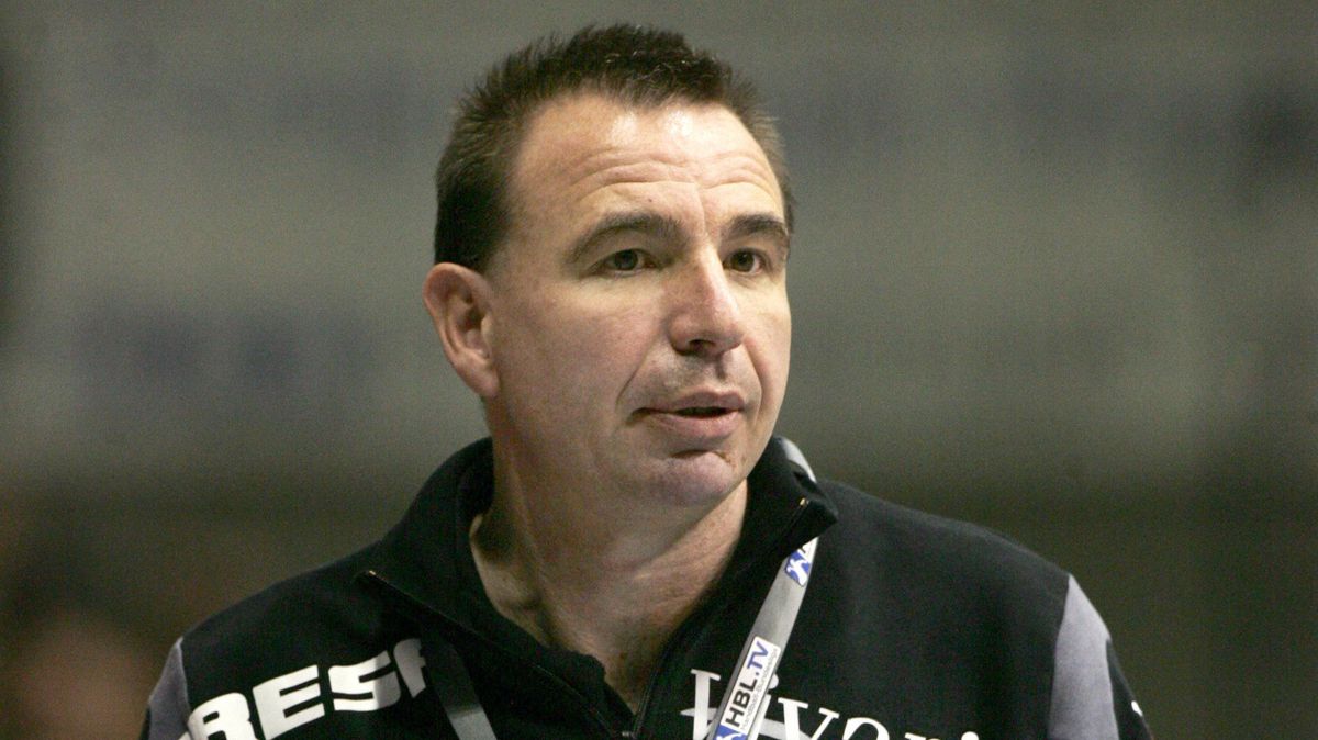 Jochen Fraatz holte 2008 als Co-Trainer der HSG Nordhorn noch einen internationalen Titel. Das Team aus seiner heutigen Heimat gewann den EHF-Pokal. Foto: Jens Wolf/dpa
