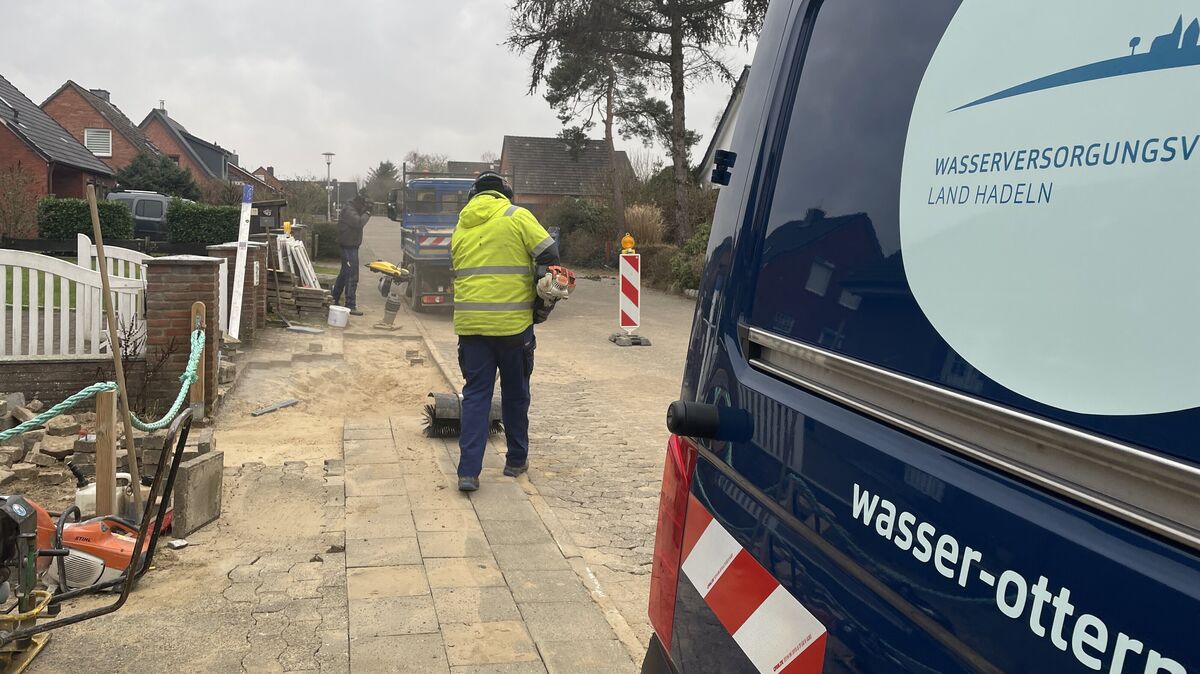 Letzte Aufräum- und Pflasterarbeiten am Dienstagmorgen in der Hermann-Löns-Straße in Altenwalde: Der Rohrbruch hatte Bereitschaftsdienst und Tiefbauer in der Nacht zum Montag auf den Plan gerufen. Foto: Reese-Winne