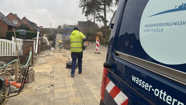 Wasserwerk merkte es als erstes: Rohr bricht an Hangstraße in Altenwalde 