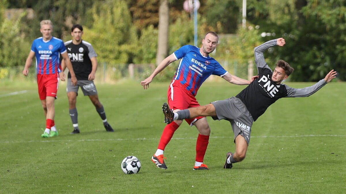 Voller Einsatz: Milan Szybora, der in der Jugend für Hansa Rostock spielte, trägt seit dieser Saison das Trikot des FC Cuxhaven und ist auf der rechten Seite gesetzt. Foto: Unruh
