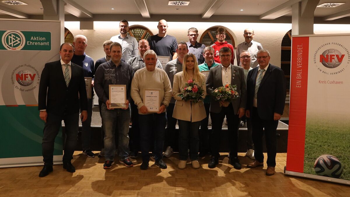 Der NFV Kreis Cuxhaven zeichnete am Tag des Ehrenamts insgesamt 17 Männer und Frauen aus, die sich in ihren Vereinen verdient gemacht haben. Foto: Unruh