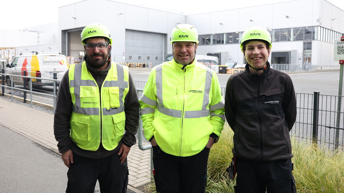 Vom Werkhof zum Arbeitsvertrag bei Siemens Gamesa: (v.l.) Tamer Pilak in der Logistik, Franz Schuster im Team Instandhaltung und Maximilian Wächter in der Fertigungsvorbereitung. Foto: Larschow