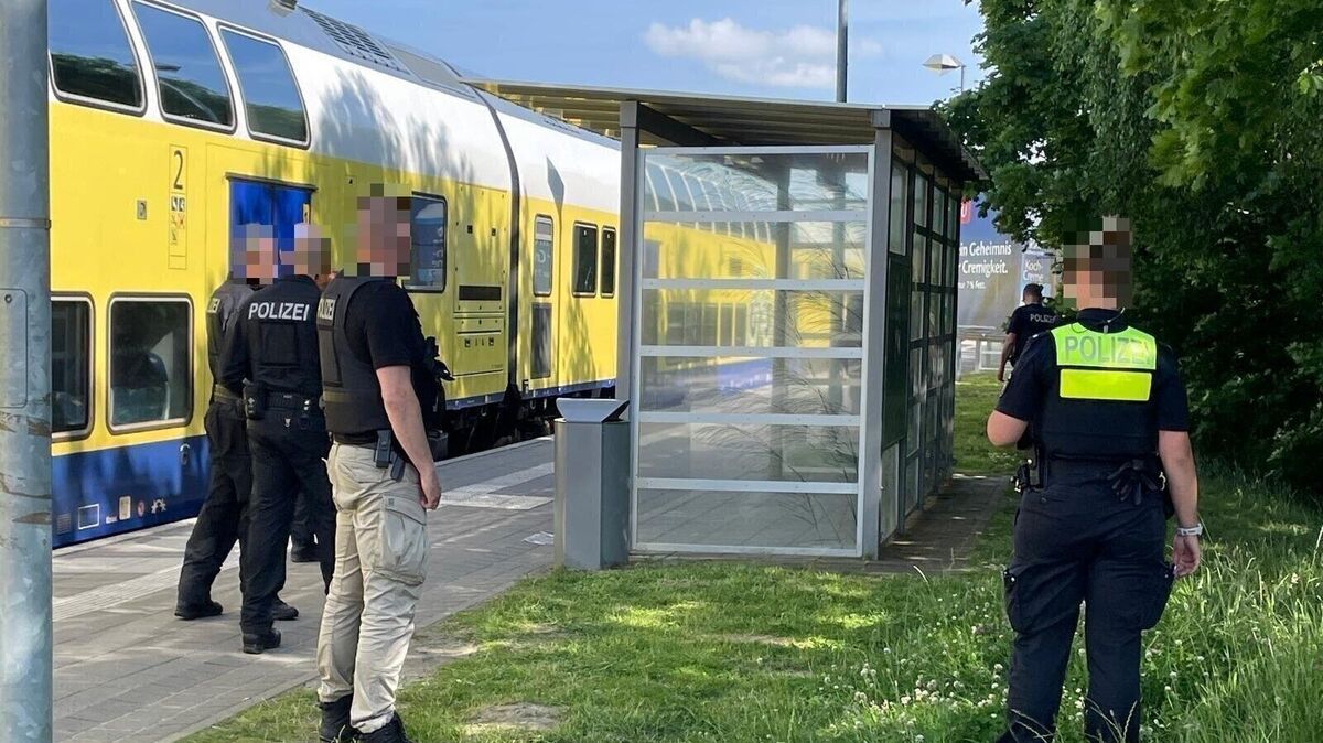 Polizeieinsatz im Sommer 2025: Beamte der Polizei und Bundespolizei suchten am Bahnhof in Cuxhaven auf dem Grünstreifen neben Gleis 3 nach einem Messer. Foto: Lütt