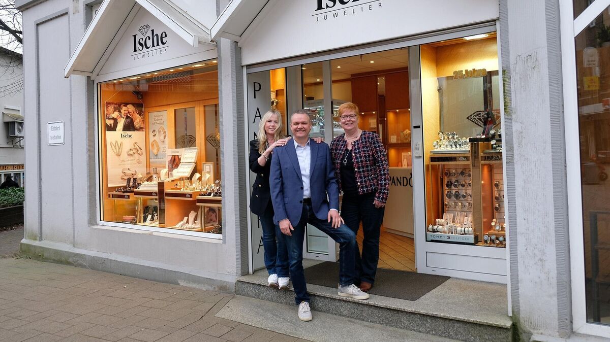 Bei Juwelier Ische sind Paare willkommen. Bernd Ische (Mitte) und seine Kolleginnen Kerstin Sgrygska (l.) und Helke Ledebuur- Klemusch (r.) freuen sich auf Besucher. Foto: Giesecke