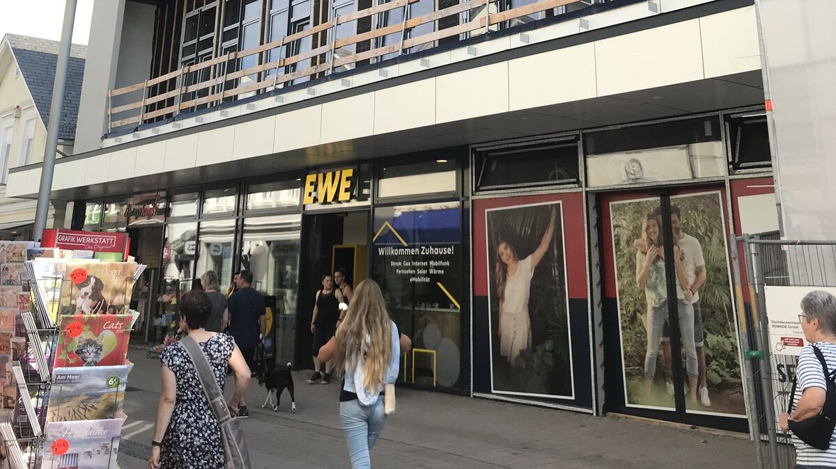 Zeitweilig bildeten sich vor dem EWE-Kundencenter Cuxhaven im ehemaligen Woolworth-Haus  lange Schlangen. Am Eingang wurde eine Security-Kraft postiert. Foto: Reese-Winne 