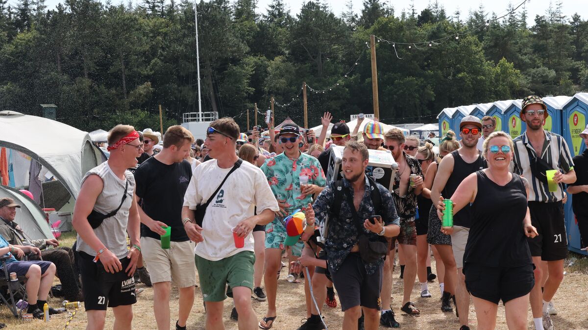 Lennard aus Cuxhaven (vorne, mit schwarzem Hemd und Box auf dem Rücken) führte am Samstag und Sonntag einen Flashmob über das Greencamp. Foto: Fischer