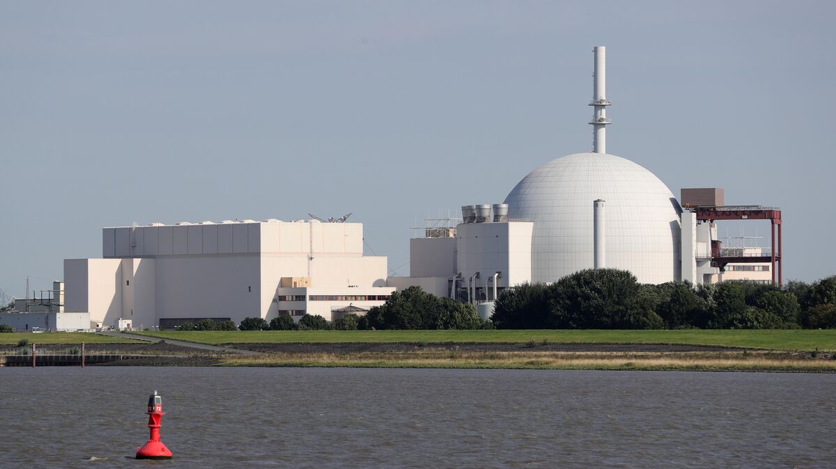 Das Aktionsbündnis für verantwortungsvollen AKW-Rückbau aus dem Kreis Cuxhaven bleibt am Ball und protestiert gegen die Einleitung von radioaktiv kontaminiertem Abwasser in die Elbe beim stillgelegten Atomkraftwerk Brokdorf. Foto: Charisius/dpa