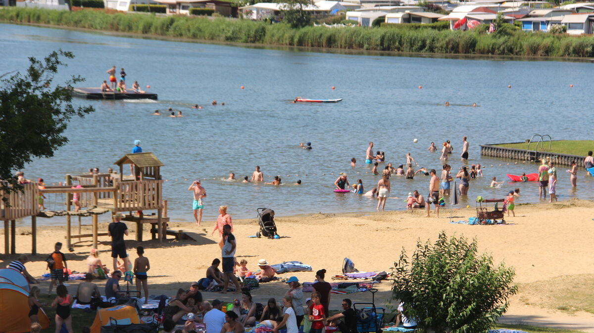 Auch die Seenlandschaft in Otterndorf kann aus Sicht des Landkreises ohne Bedenken genutzt werden. Die Wasserqualität sei bestens. Archivfoto: Kramp