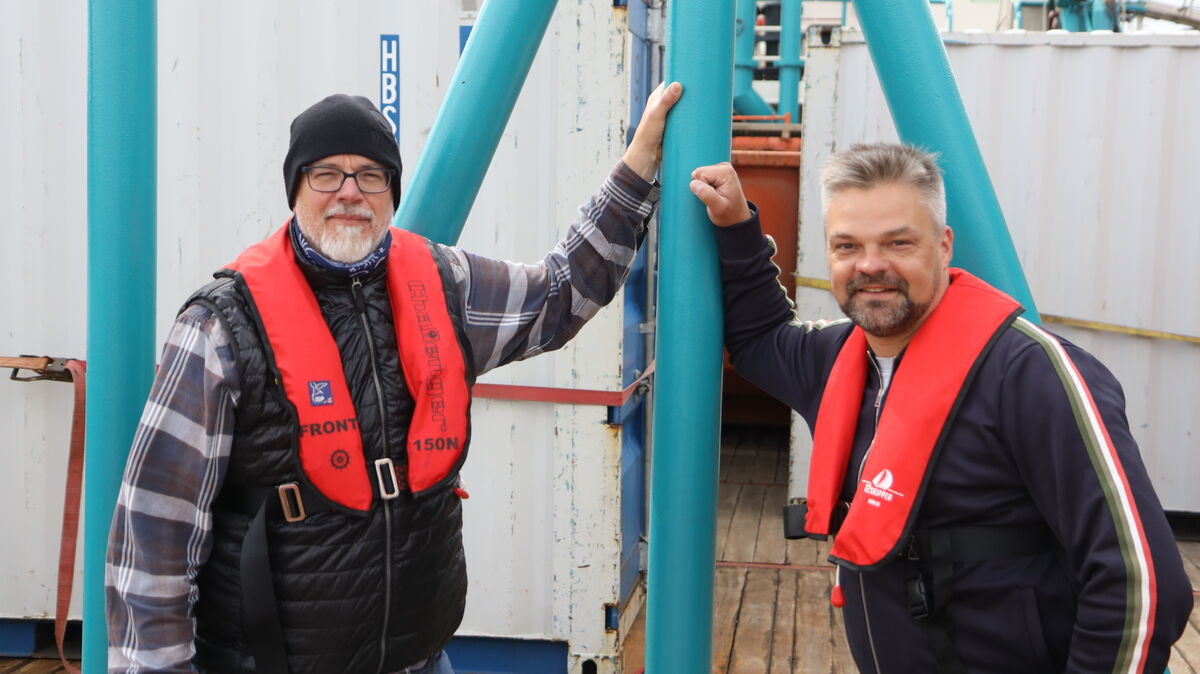 Martin Buttchereit, Betriebsleiter der Bohr- und Förderinsel Mittelplate (l.) und Jochen Kaufholt stehen auf dem für den Wasserstoff-Hybrid-Antrieb umgebauten Heck der "Coastal Liberty". Foto: Fischer