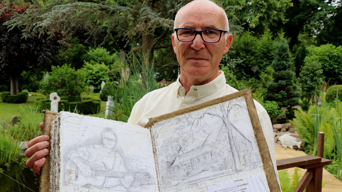 In einer überdimensionalen Bibel bewahrt Hermann Hamcke seine Zeichnungen von den Kirchen, Pfarrhäusern und Pastoren in Wanna auf. Auch der gerade verabschiedete Pastor Martin Lenzer wurde verewigt. Fotos: Mangels