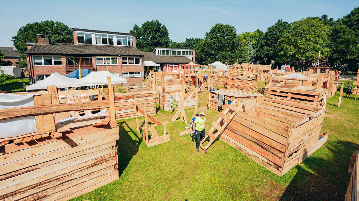 Die Kinder haben zahlreiche Hütten gebaut und lebten sich kreativ aus. Foto: Keck