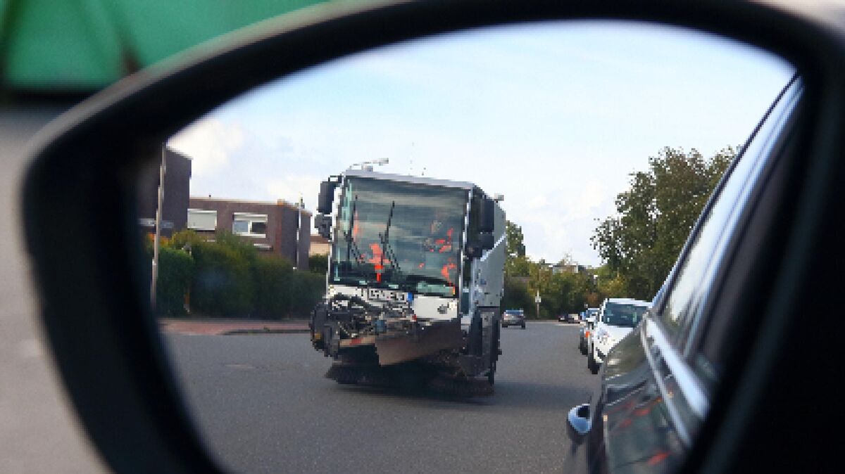 Künftig will die Stadt in den Straßen der neu geschaffenen Reinigungsklasse V einmal im Monat die Straßenreinigung übernehmen. Foto: Koppe