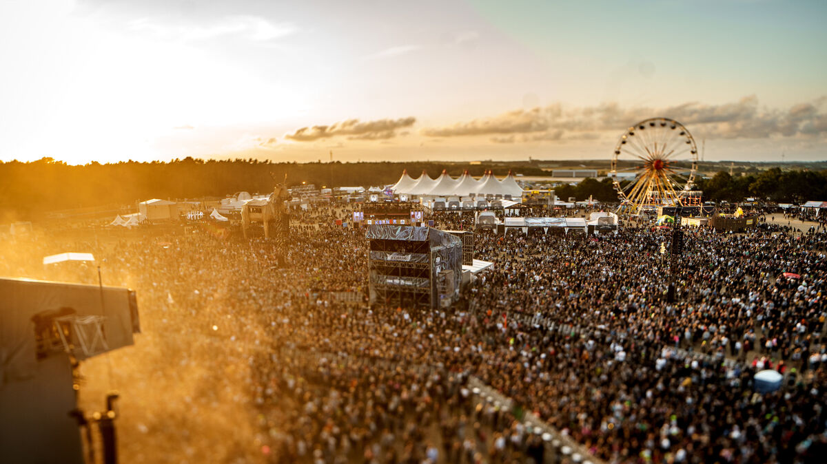 Beim Deichbrand-Festival im Juli 2025 werden wieder täglich bis zu 60.000 Menschen erwartet. Das Infield unter anderem mit den zwei großen Bühnen ist der Haupttreffpunkt für die Besucher. Foto: Deichbrand