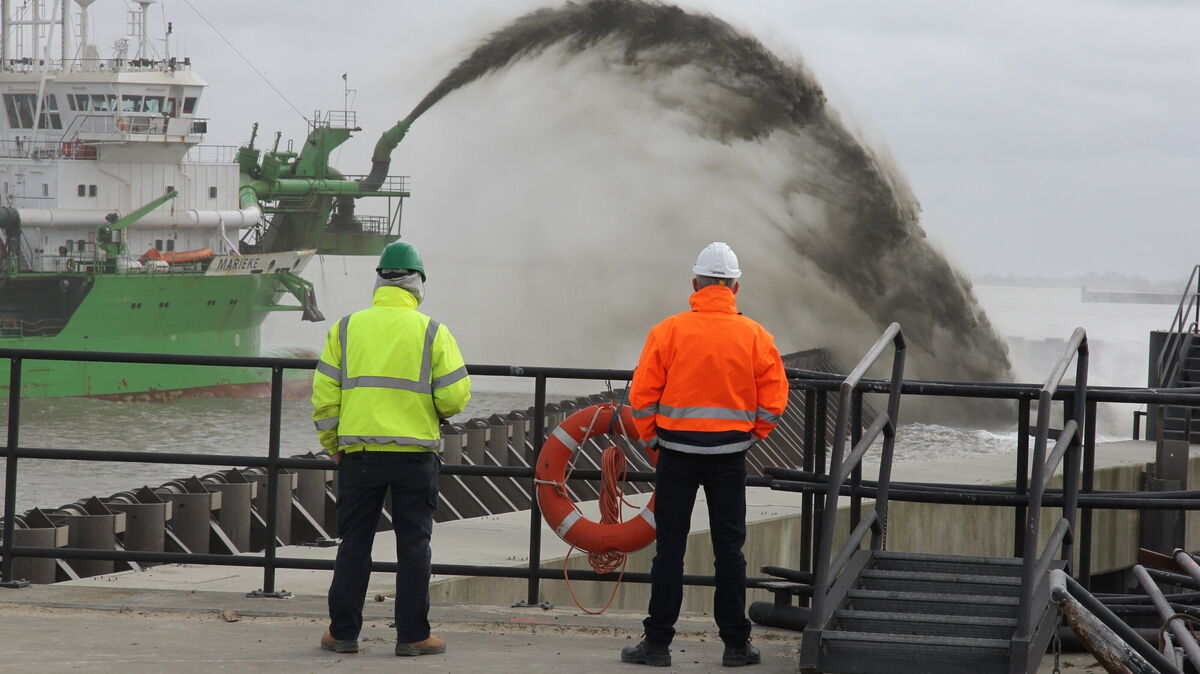 Der Bagger "Marieke" bei der Aufspülung von Liegeplatz 4 im Cuxhavener Hafen. Auch beim Bau der Liegeplätze 5-7 soll dieses Verfahren genutzt werden. Foto: Sassen