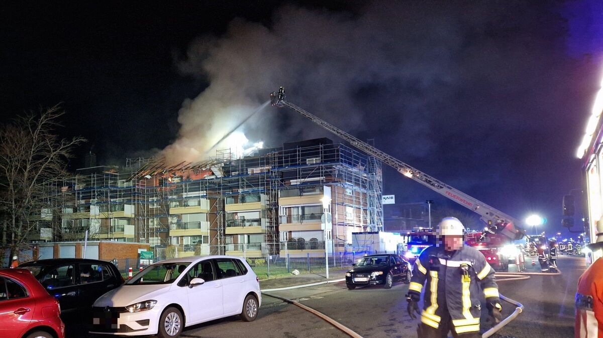 Zeitweise schlugen die Flammen meterhoch aus dem Dach des Wohnhauses in der Brahmsstraße. Foto: Larschow