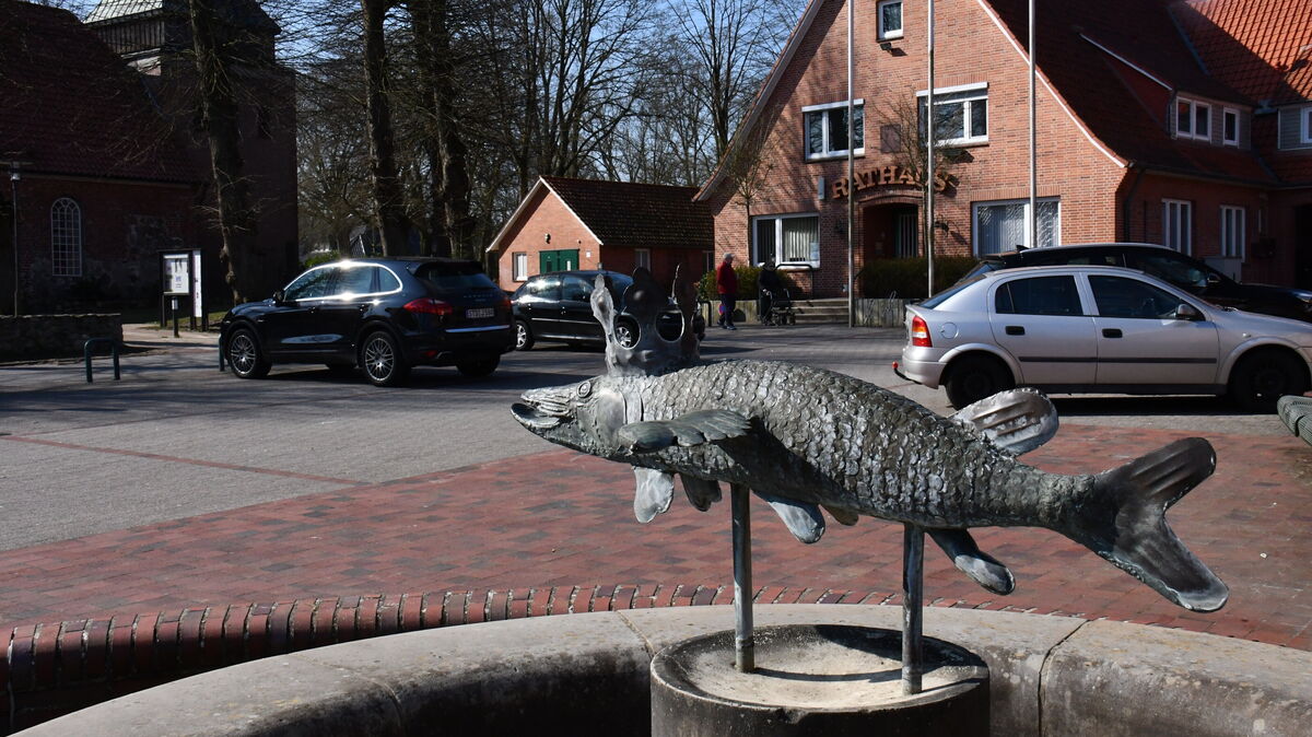 Der Hechtbrunnen ist ein markantes Element des Marktplatzes. Die Fläche soll in diesem Jahr umgestaltet werden. Die Maßnahme steht im Zusammenhang mit der Umfeldgestaltung des Bürgerhauses neben dem Rathaus. Foto: Egbert Schröder