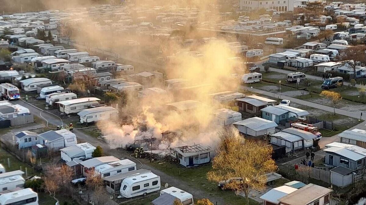 Auf der Campingfläche hinter dem Hotel Wernerwald in Sahlenburg waren am Sonnabend drei Wohnwagen und ein Transporter in Brand geraten und sorgten für einen Großeinsatz der Feuerwehren. Foto: Privat an FF Sahlenburg