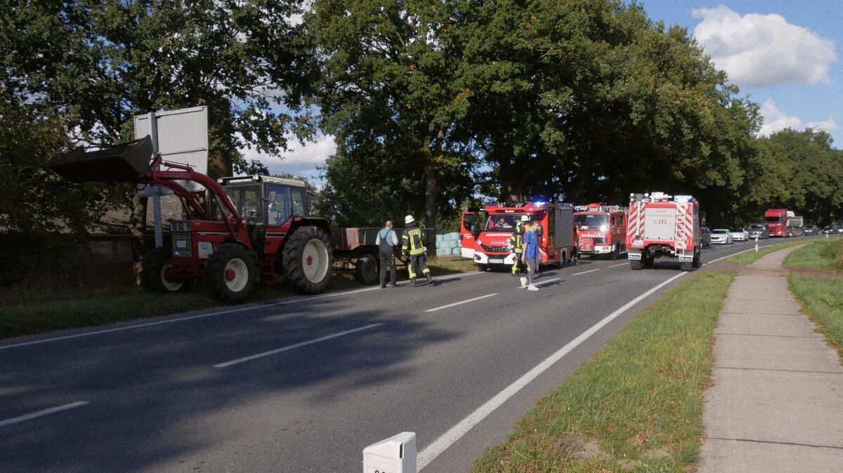 Während der Fahrt bemerkte der Landwirt ein Ruckeln und Rauch aus dem Motorraum und steuerte sein Gespann an den Straßenrand. Foto: Jürgen Lange