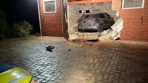 Unfallflucht im Kreis Cuxhaven: Fahrer überfährt Verkehrsinsel und kracht in Garage