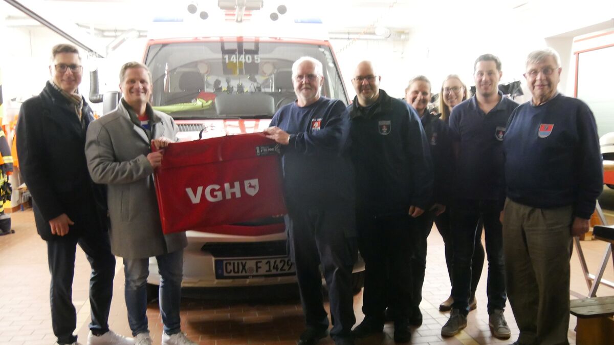 Jan Frerichs (2. v. l.) und Thorsten Lenger (l.) überreichten Ortsbrandmeister Andreas Tiedemann (3. v. l.) sowie dessen Stellvertreter Hauke Baumgarten (4. v. l.) einen hilfreichen Rauchverschluss. Foto: Jürgen Lange