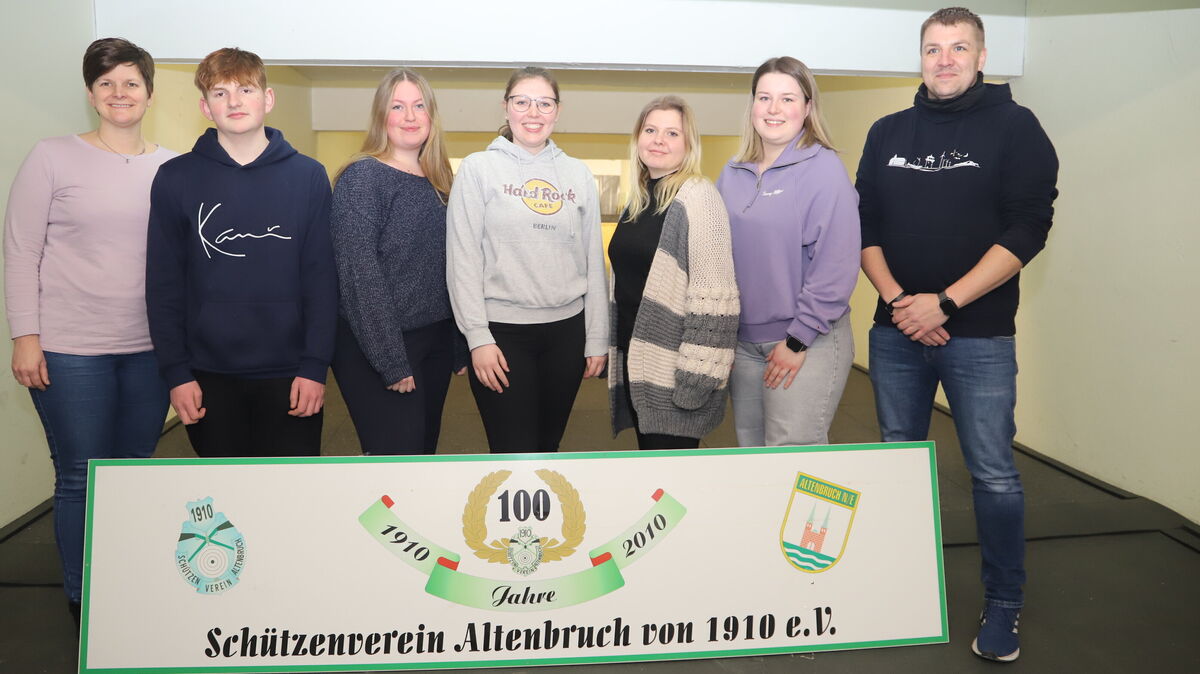 Gemeinsam für den Schützenverein Altenbruch: Bianca Heß, Luca Jantzen, Mia Naundorf, Meike Bergander, Svenja Arndt, Katharina Flickenschild und der Vereinsvorsitzende des SV Altenbruch, Alexander Weihs (von links). Foto: Witthohn