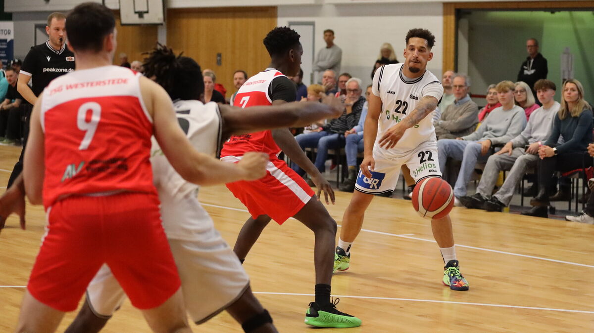 Darron McDuffie ist zurück: Der 32-Jährige steht nach seiner schweren Oberschenkelverletzung aus dem Oktober 2025 am Wochenende in Westerstede wieder im Kader der Cuxhaven BasCats. Foto: Unruh