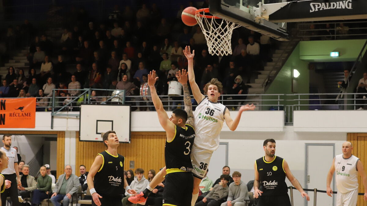 Janes Griemsmann blieb es vorbehalten, die ersten Punkte für die Rot-Weiss Cuxhaven BasCats gegen den MTV Gifhorn in der 4. Minute zu erzielen. Foto: Witthohn