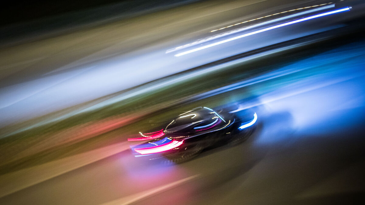 Die Polizei macht zwei Autofahrer dingfest. Symbolfoto: Frank Rumpenhorst/dpa