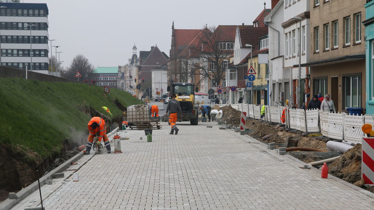 Blickrichtung Stadtmitte: Wo früher schwarzer Asphalt das Straßenbild dominierte, sorgt das helle Pflaster aus einem Gemisch aus Weiß, Grau und Gelb jetzt für einen frappierenden Kontrast. Foto: Potschka