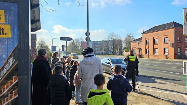 Kontrollen in Cuxhaven und Umgebung: Polizei und Schulkinder sprechen mit Fahrern