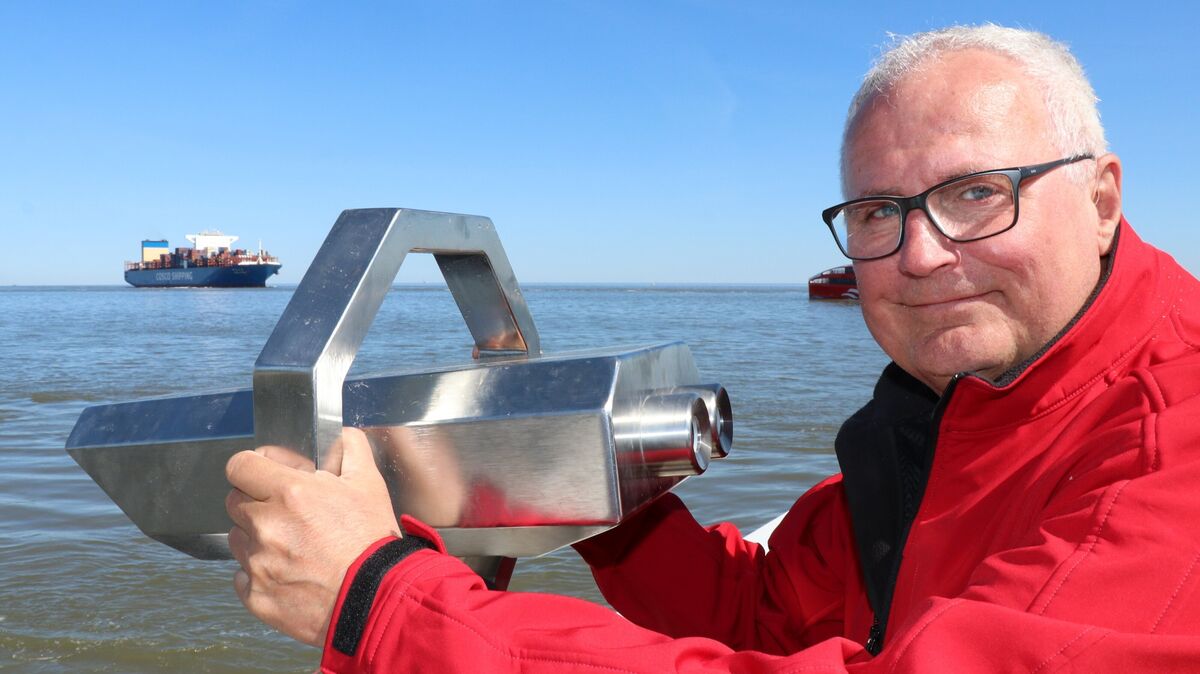 An der Alten Liebe, die als Schauplatz seines Krimis „Die Illusion der Toten“ dient, zeigt sich Bernd Heine mit einem maritimen Fernglas – bereit, die Grenzen zwischen Realität und digitaler Welt zu erkunden. Foto: Mangels