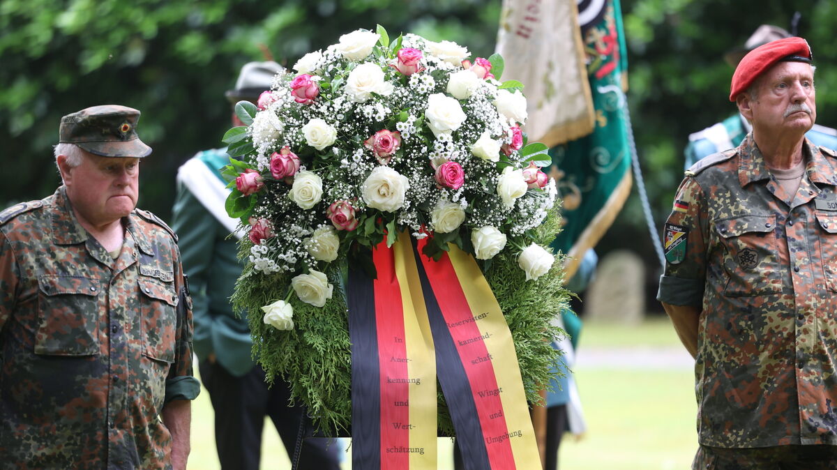 Bereits im vergangenen Jahr erfolgte in der Wingst eine Kranzniederlegung beim Veteranentag. Archivoto: Larschow