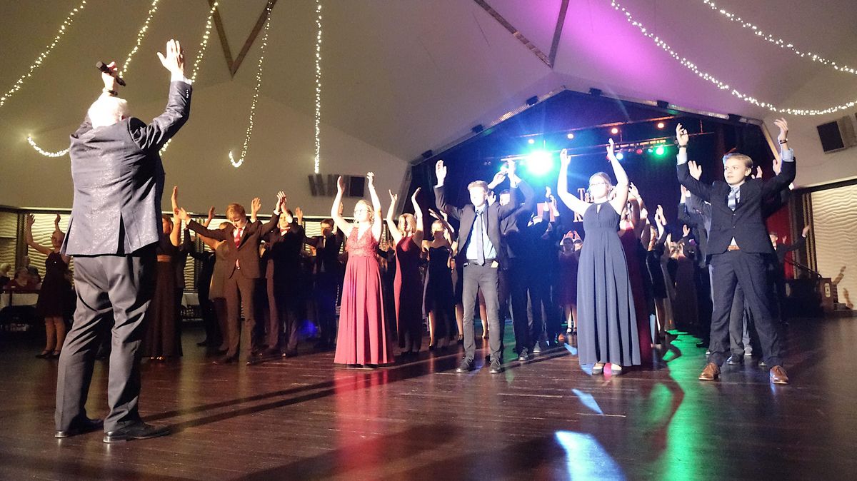 Beim Abtanzball der Tanzschule Kolbenstetter präsentierten die Jugendlichen ihr Erlerntes. Fotos: Tonn/red