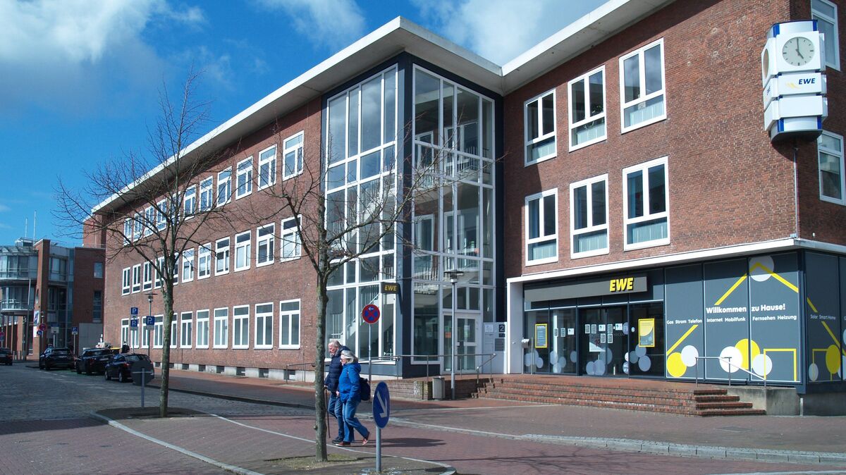 Das Gebäude an der Rohdestraße zwei gehört der Stadtsparkasse Cuxhaven und muss saniert werden. Hauptmieter ist das Jugendamt des Landkreises Cuxhaven, das eigentlich mit in den neuen Kreishausanbau umziehen sollte, als dieser noch größer geplant war. Foto: Bohlmann-Drammeh