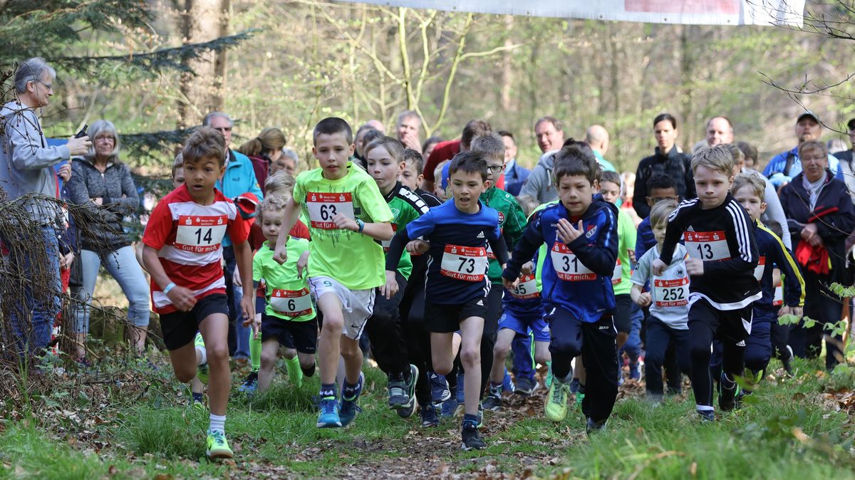 Volle Konzentration beim Start: Sean Ihnen (14) setzte sich sofort an die Spitze des Feldes und gewann den 400-Meter-Lauf durch den Wald. Zweiter wurde Eike de Vries (63) aus Oldenburg. Fotos: Unruh