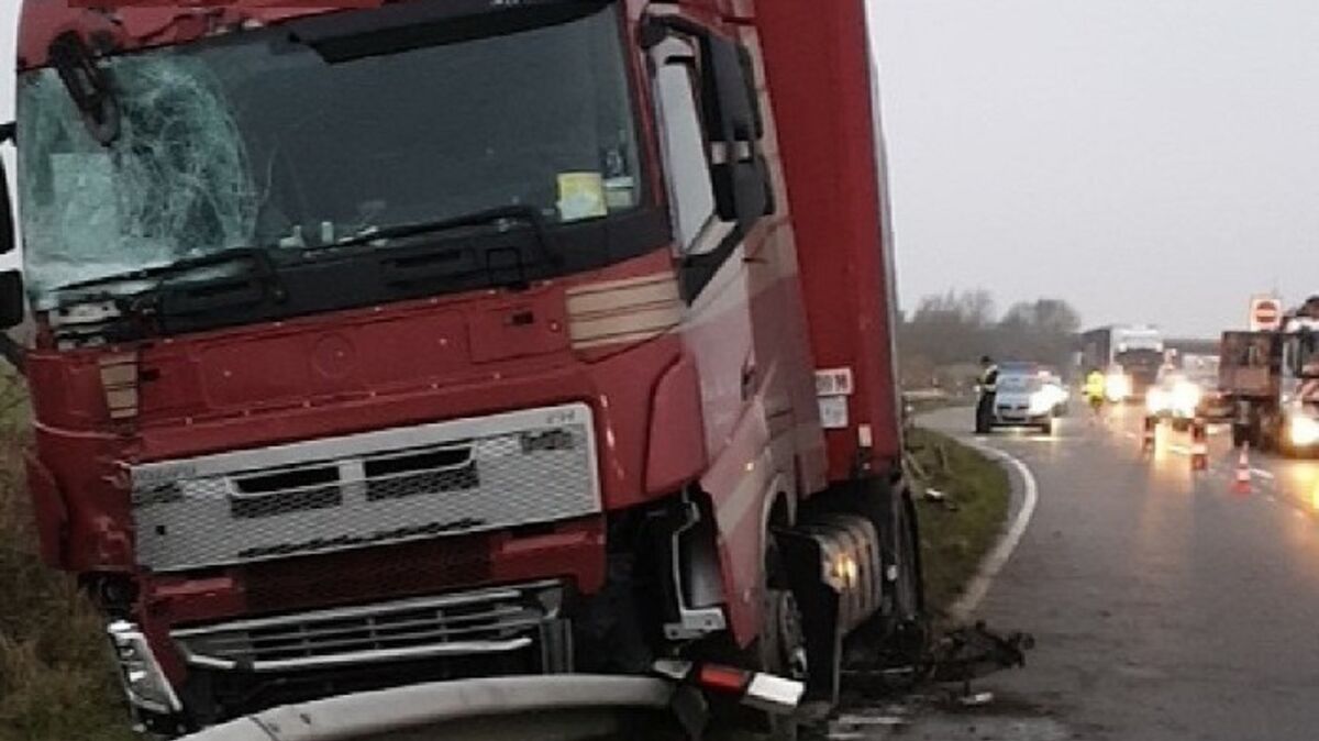Der voll beladene Lkw geriet in den Seitenraum. Foto: Polizei