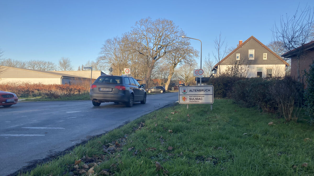 Wie an anderen Stellen im Altenbrucher Ortsbereich hat die Stadt auch im Bereich der Langen Straße Verkehrsdaten erhoben. Foto: Koppe