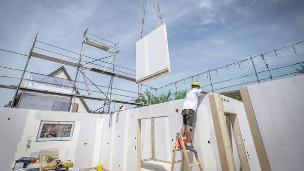 Hersteller von Fertighäusern in Deutschland rechnen 2023 mit weniger Umsatz